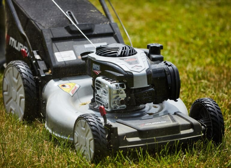 पेट्रोलबाट चल्ने लन घास काट्ने पार्ट्सको सूची: इष्टतम कार्यसम्पादनको लागि आवश्यक कम्पोनेन्टहरू